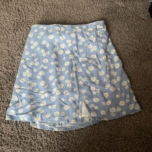 Daisy print mini skirt.